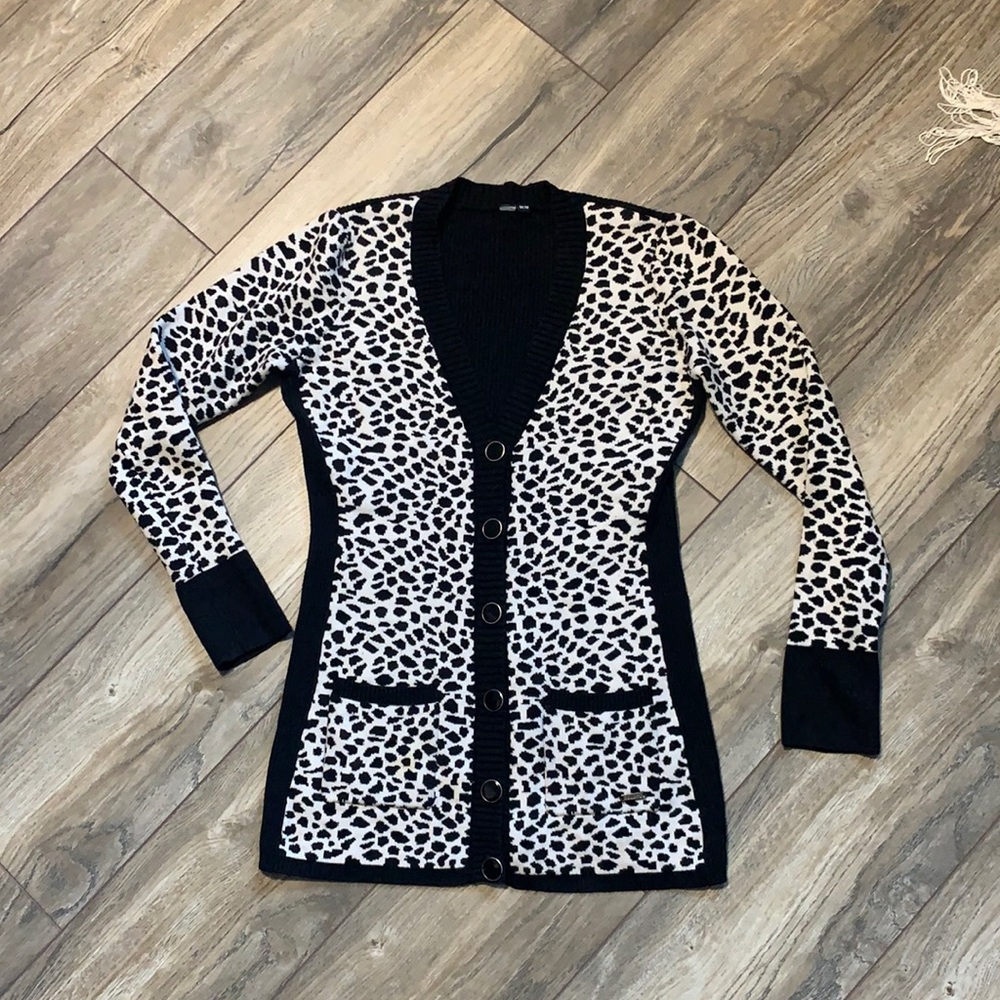Colori printed buttons down top